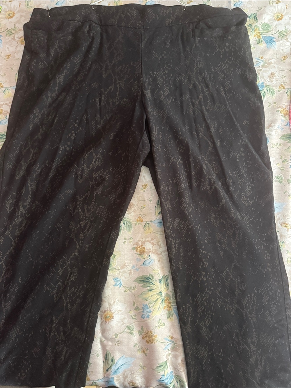 JM Collection Black Cropped Ankle Pants with Subtle Snake Texture